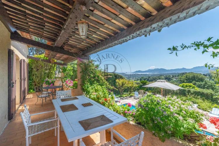 MOUGINS – PROPRIÉTÉ PROVENÇALE - VUE MER