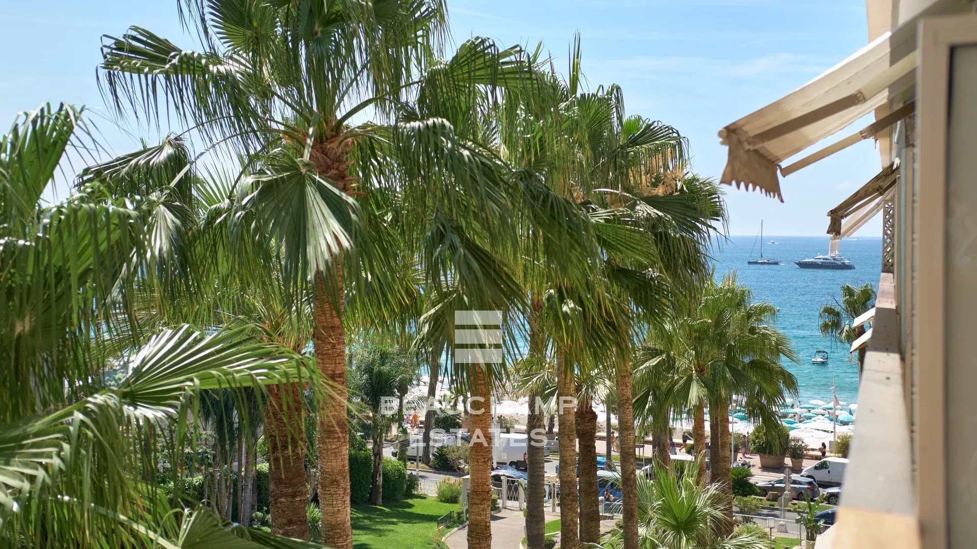 Vue mer & adresse d’exception – Appartement rénové, Cannes Croisette, 3 chambres, terrasse sur les jardins