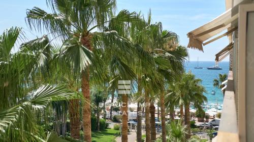 Vue mer & adresse d’exception – Appartement rénové, Cannes Croisette, 3 chambres, terrasse sur les jardins