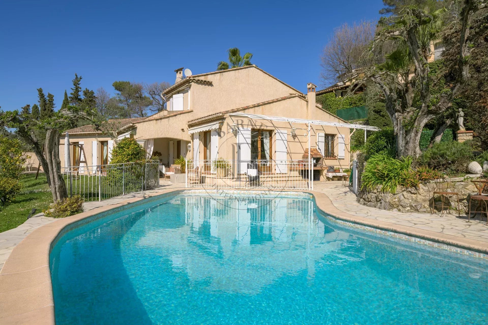 MOUGINS – QUARTIER RECHERCHÉ – À PIED DES COMMERCES
