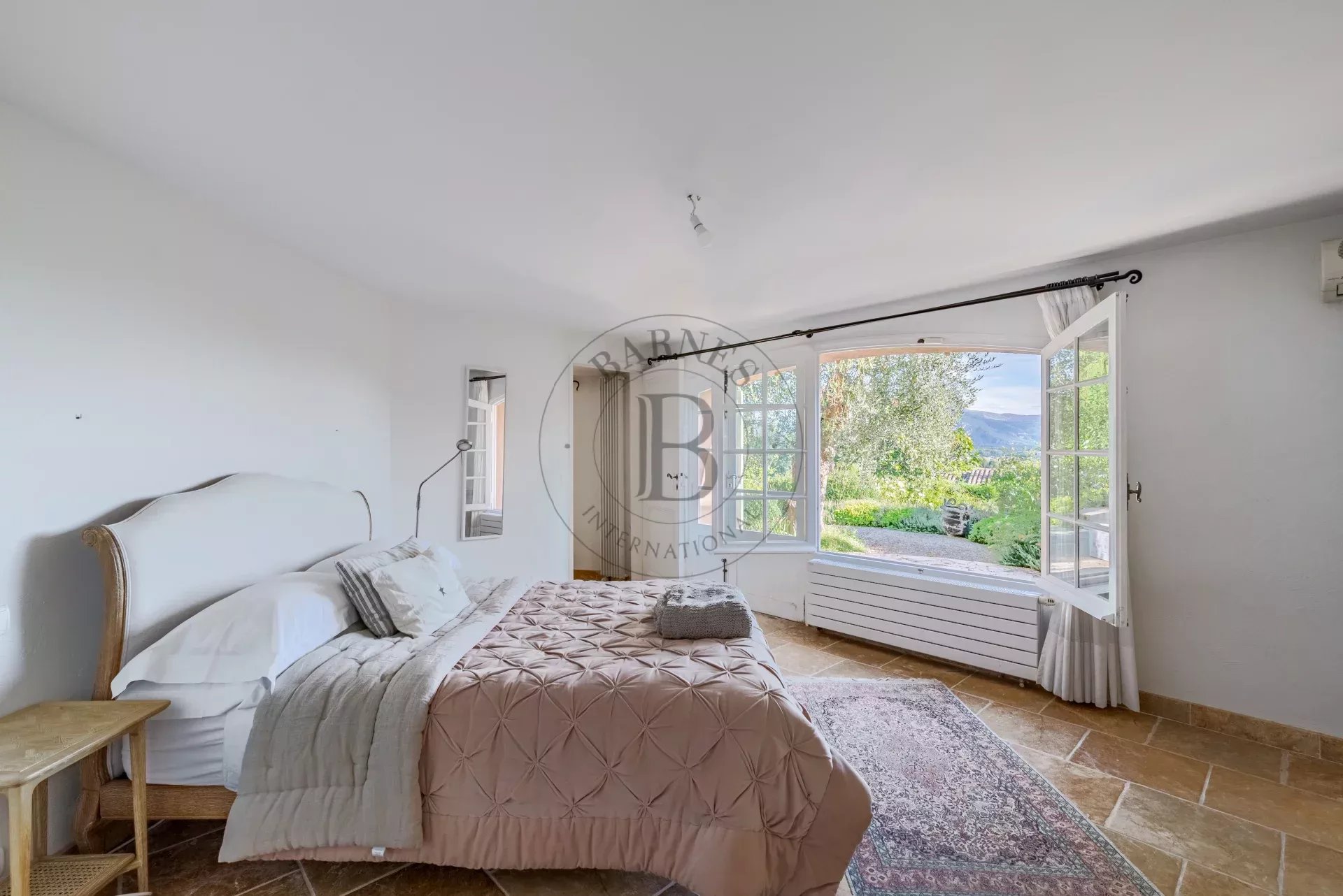 PROCHE MOUGINS –VILLA D’ARCHITECTE COUËLLE – DOMAINE DE CASTELLARAS LE VIEUX