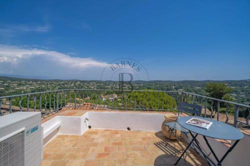MOUGINS- MAISON DE VILLAGE- PROCHE DES COMMODITÉS