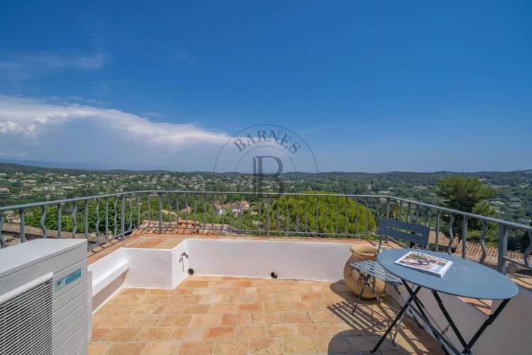 MOUGINS- MAISON DE VILLAGE- PROCHE DES COMMODITÉS