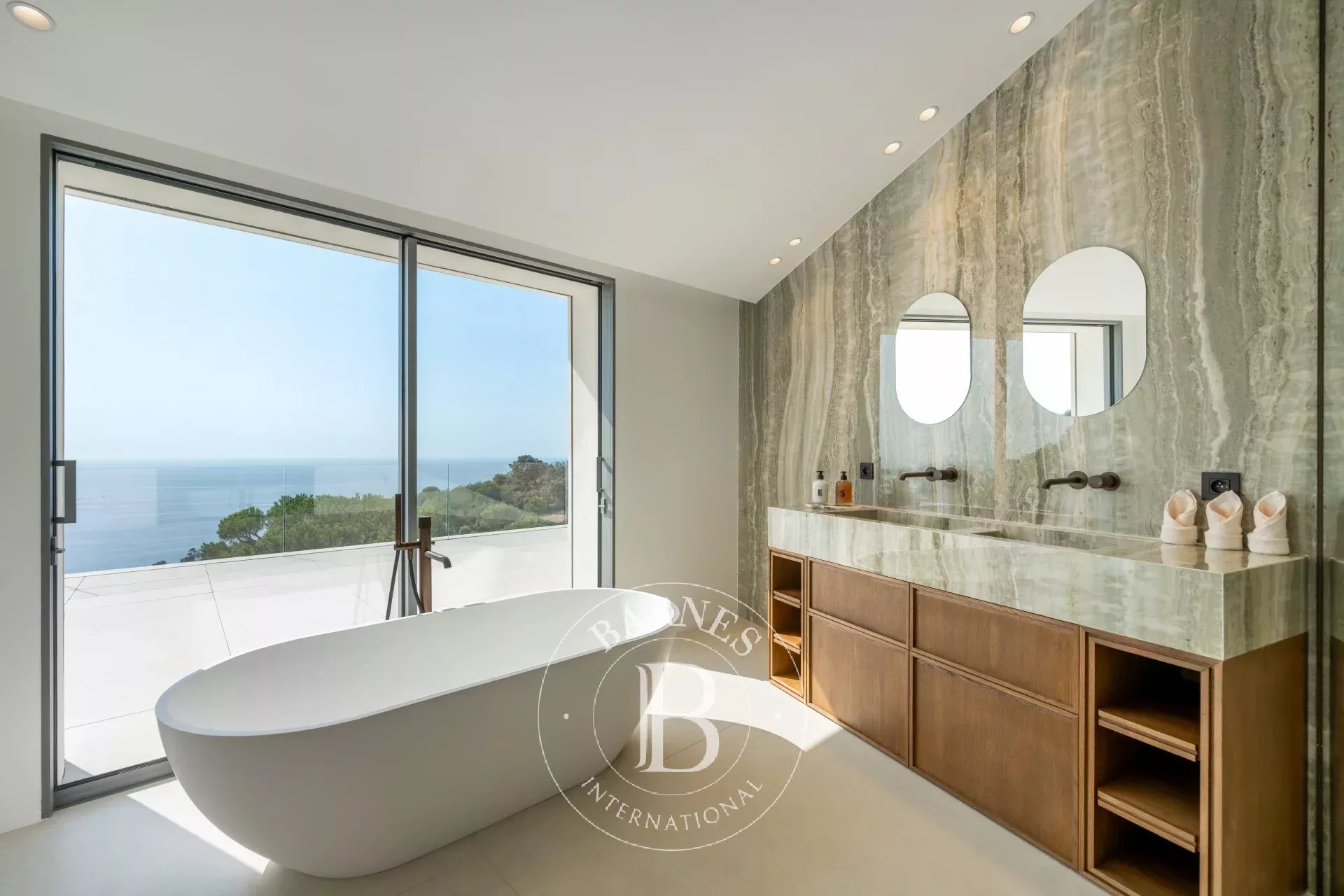 SUPER CANNES - VILLA CONTEMPORAINE NEUVE - VUE MER PANORAMIQUE SPECTACULAIRE