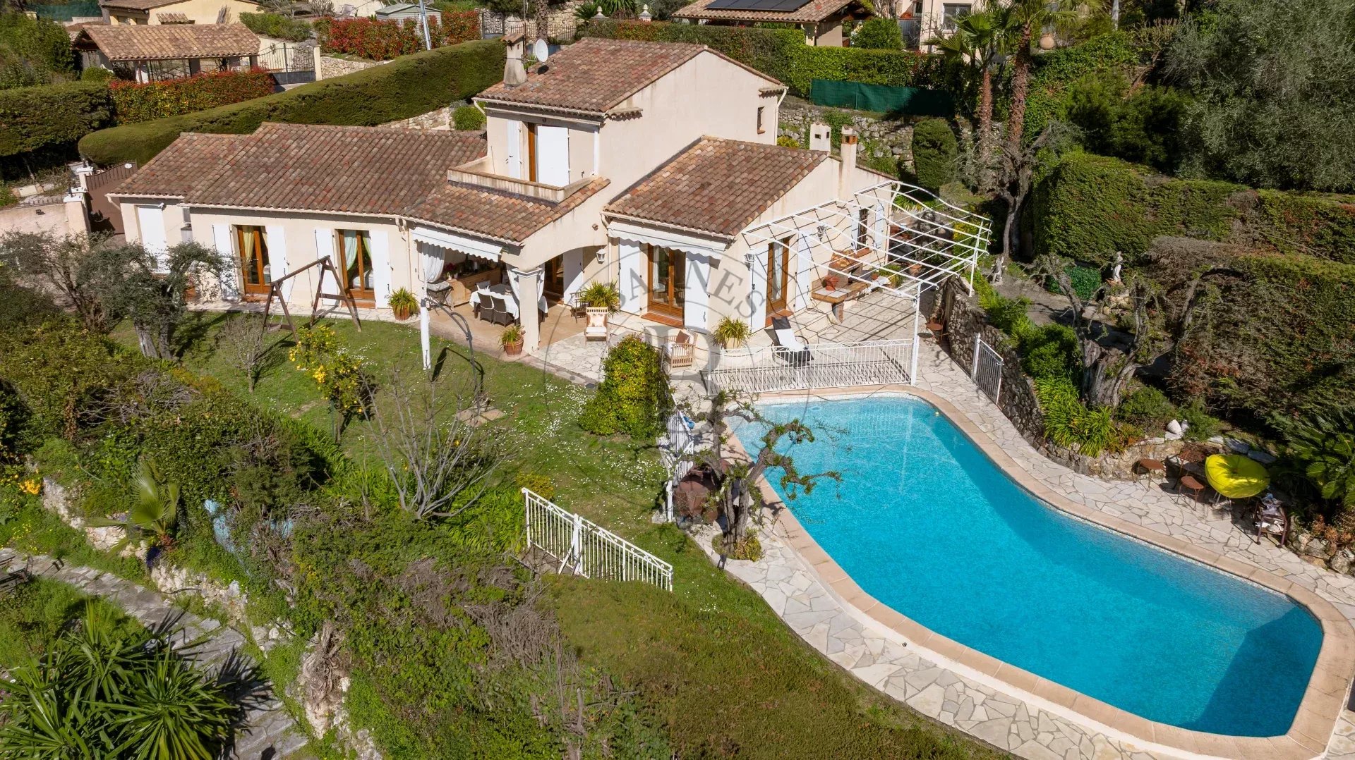 MOUGINS – QUARTIER RECHERCHÉ – À PIED DES COMMERCES