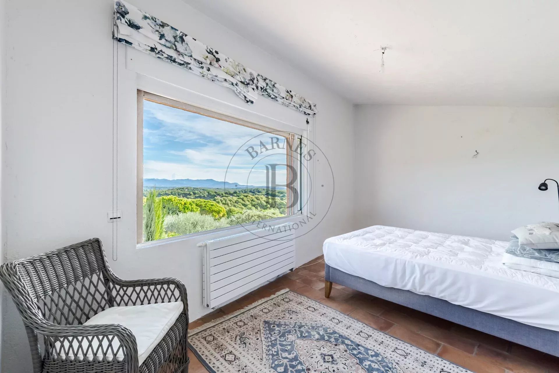 PROCHE MOUGINS –VILLA D’ARCHITECTE COUËLLE – DOMAINE DE CASTELLARAS LE VIEUX