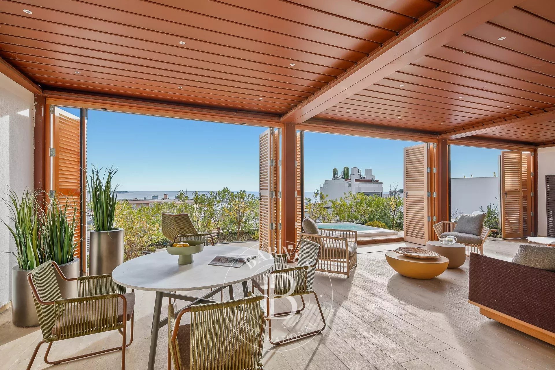 CANNES CENTRE - ROOFTOP - VUE MER - JACUZZI - 3 PIECES