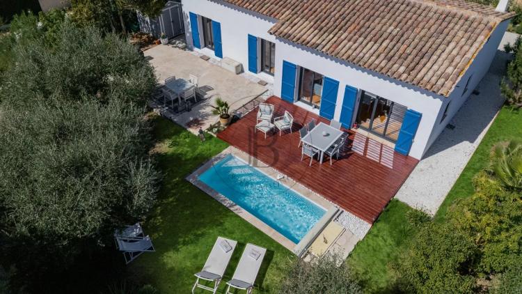 MOUGINS - VILLA DE PLAIN-PIED RENOVEE - PISCINE