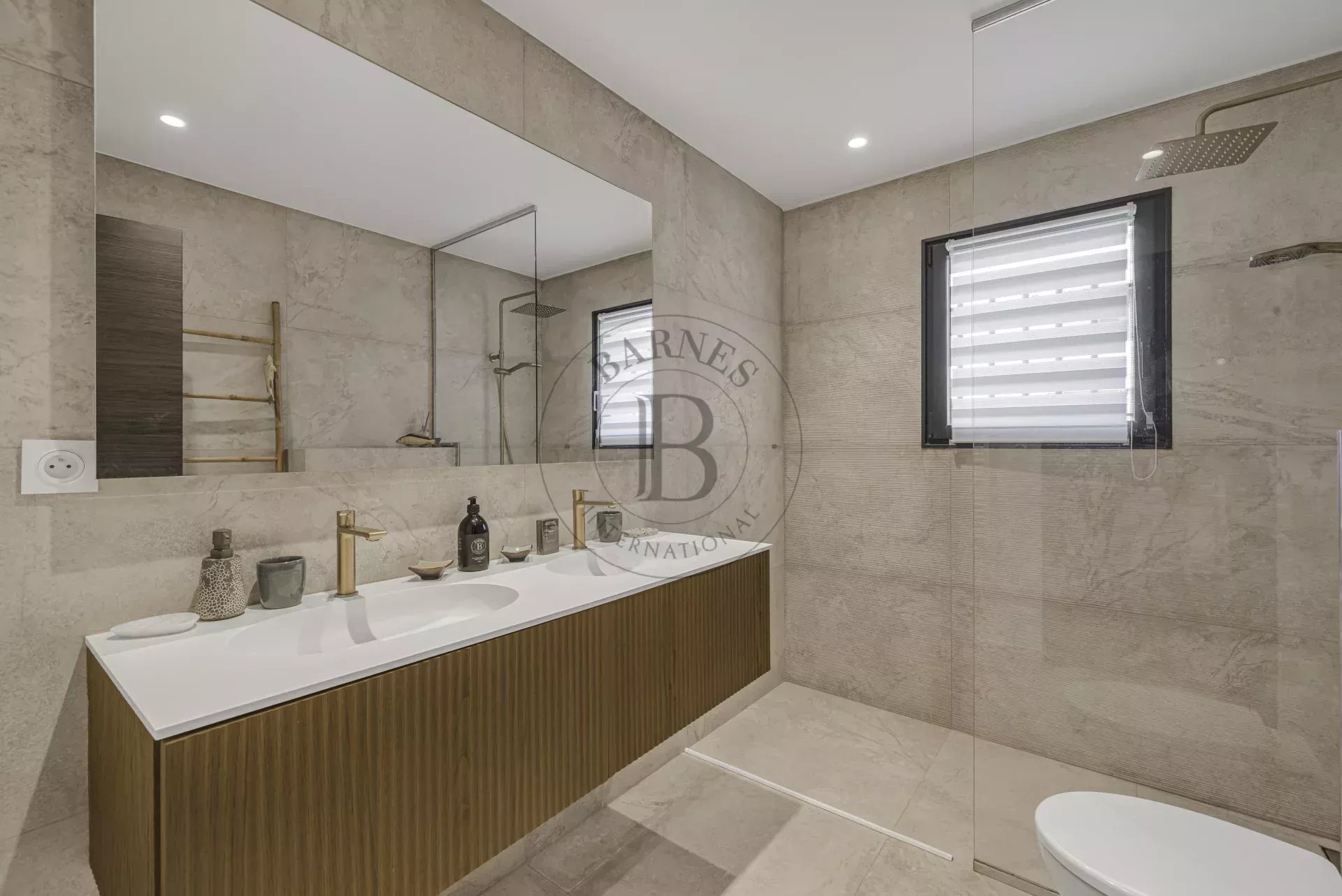 MOUGINS - VILLA DE PLAIN-PIED RENOVEE - PISCINE