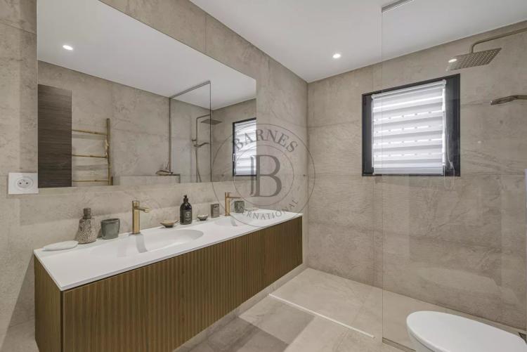 MOUGINS - VILLA DE PLAIN-PIED RENOVEE - PISCINE