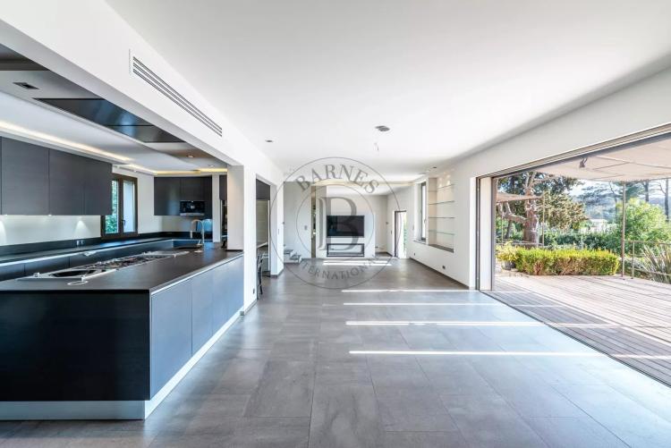 MOUGINS – BASTIDE RÉNOVÉE – PROCHE GOLF ET ÉCOLES INTERNATIONALES
