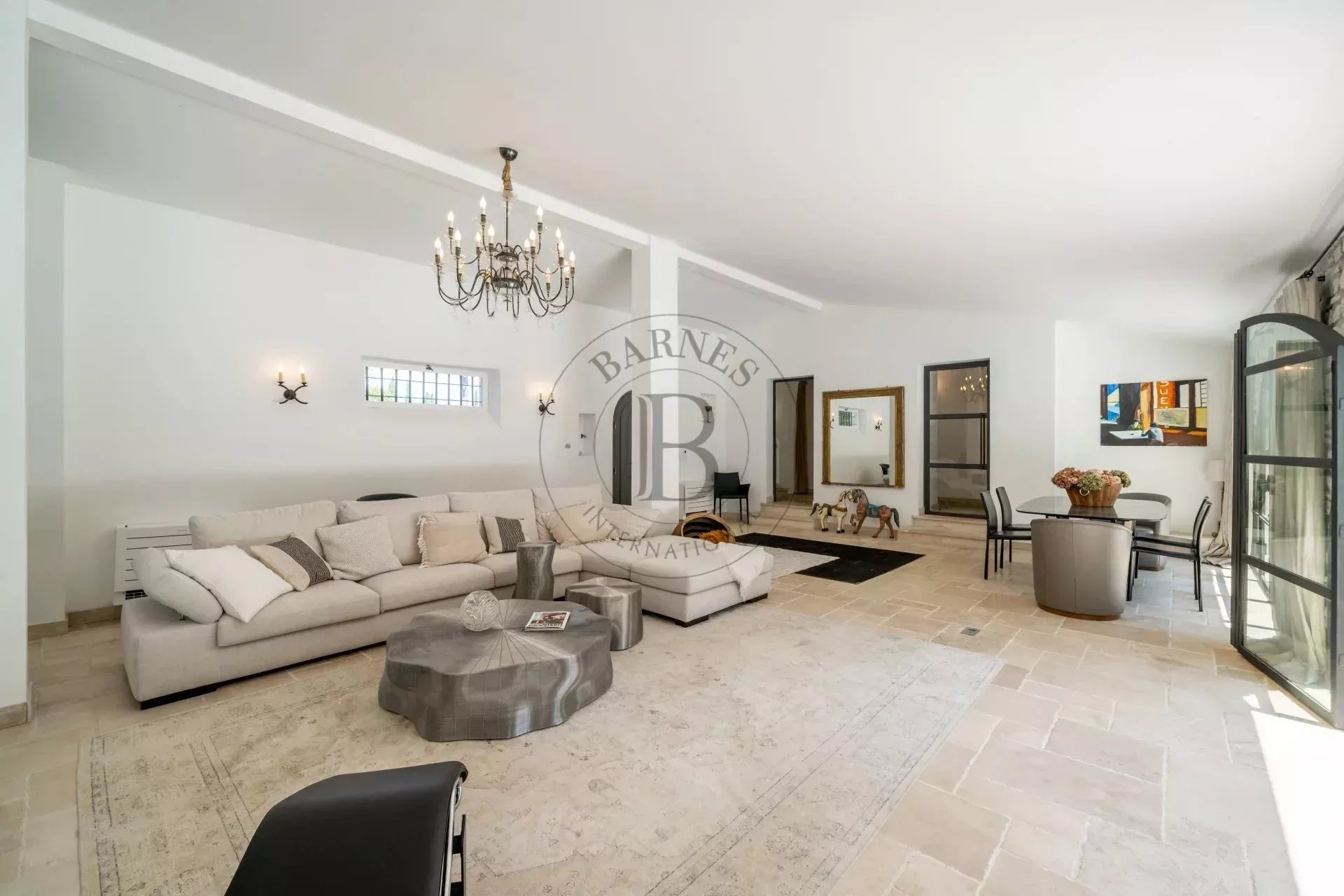 MOUGINS - VILLA DE CHARME - PROCHE DE L'ETANG