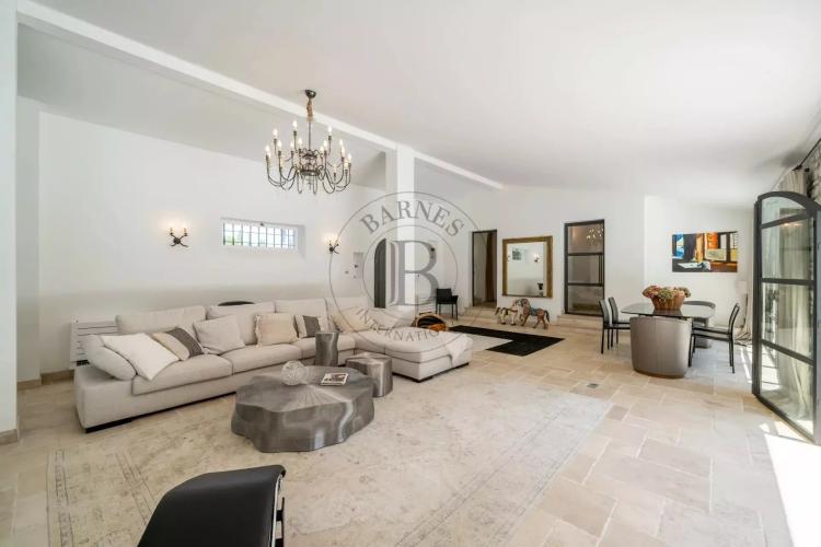 MOUGINS - VILLA DE CHARME - PROCHE DE L'ETANG