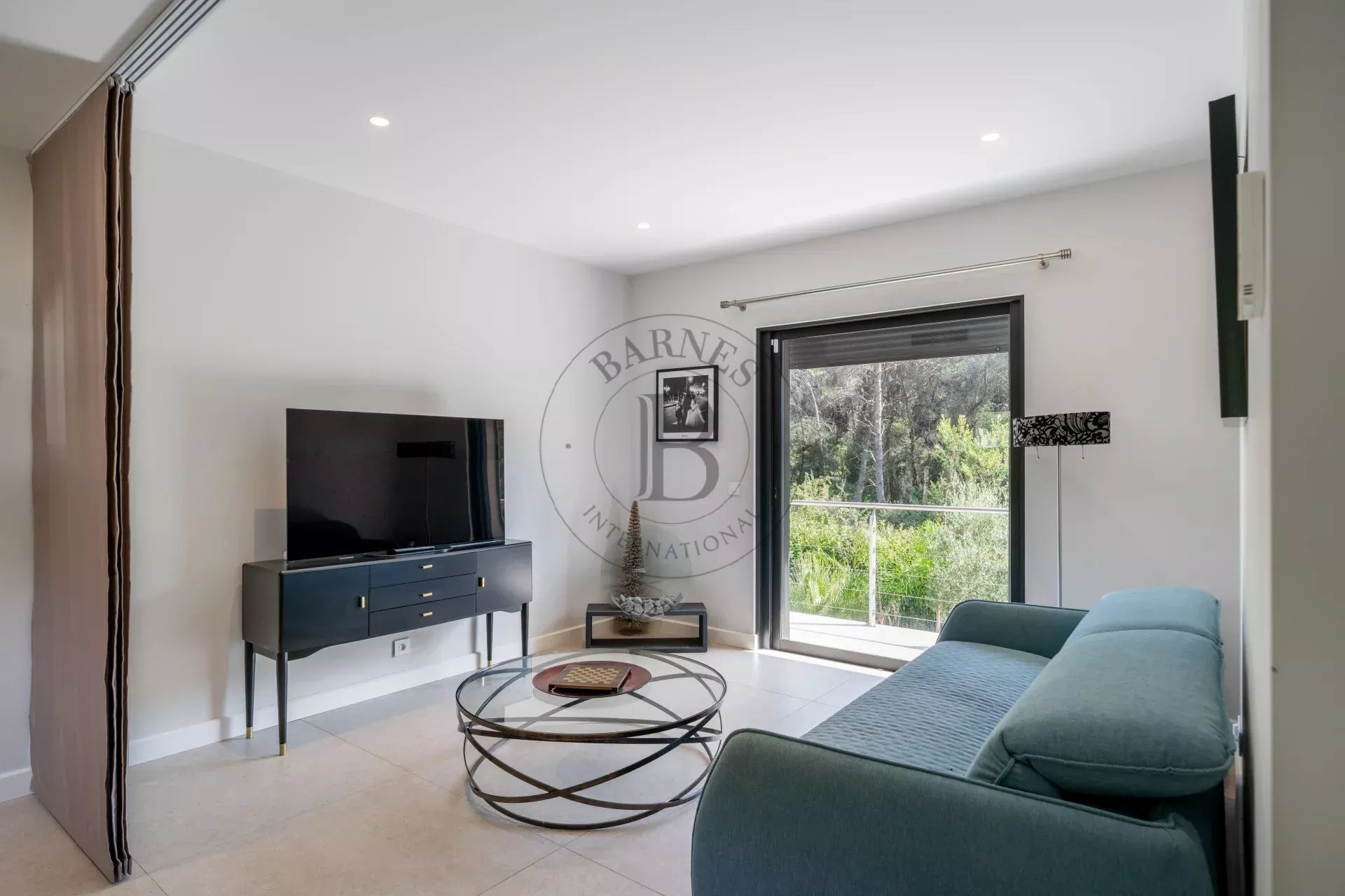 MOUGINS - VILLA CONTEMPORAINE - VUE FORÊT