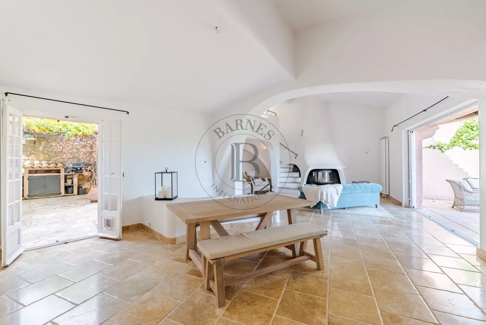 PROCHE MOUGINS –VILLA D’ARCHITECTE COUËLLE – DOMAINE DE CASTELLARAS LE VIEUX