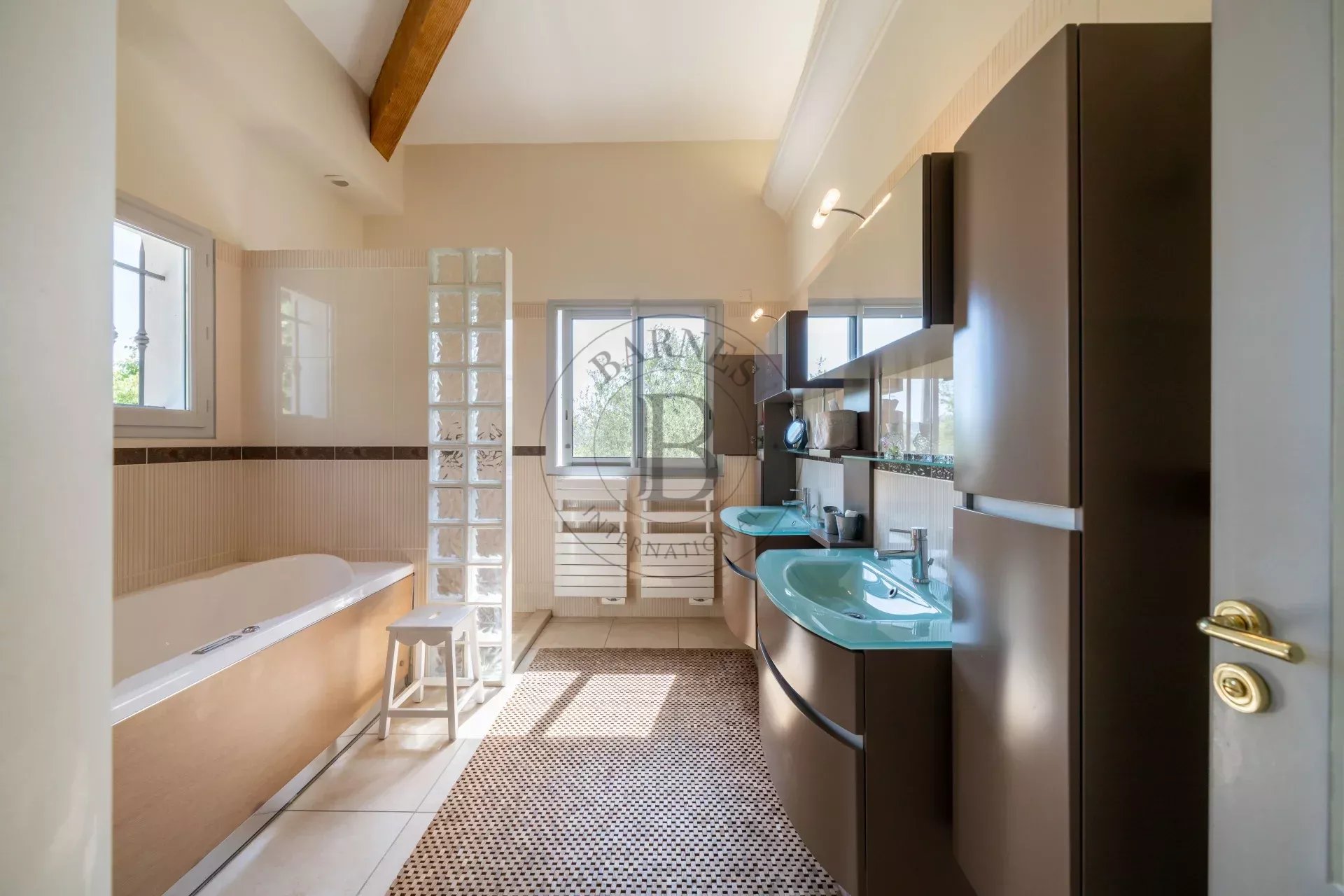 EXCLUSIVITÉ MOUGINS - VILLA NÉO-PROVENÇALE - VUE DÉGAGÉE