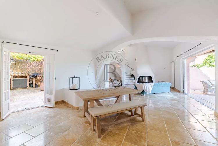 PROCHE MOUGINS –VILLA D’ARCHITECTE COUËLLE – DOMAINE DE CASTELLARAS LE VIEUX