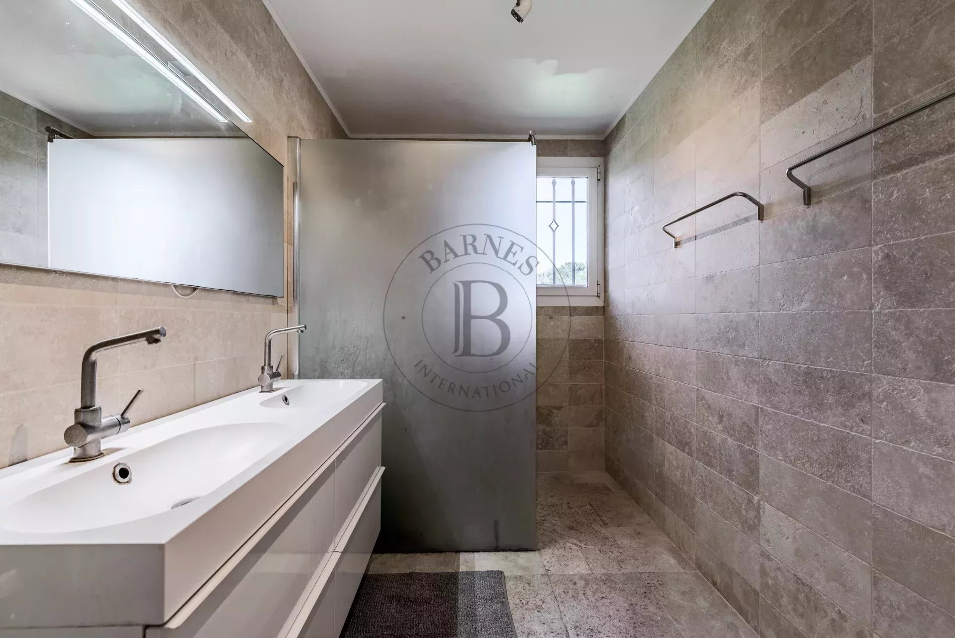 MOUGINS – VILLA FAMILIALE – DOMAINE SÉCURISÉ