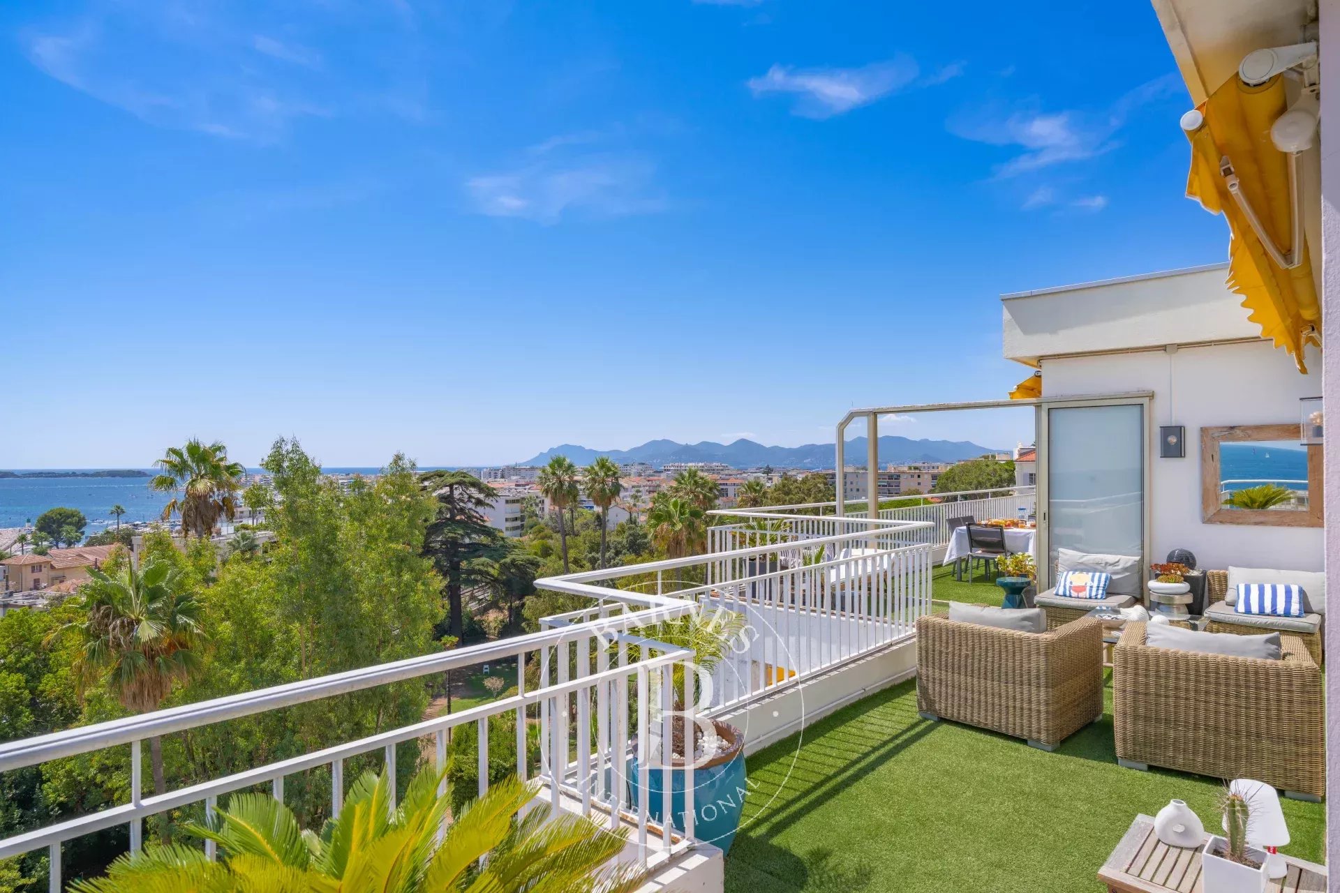 CANNES BASSE CALIFORNIE - PENTHOUSE - 4 PIÈCES - VUE MER PANORAMIQUE - TERRASSE
