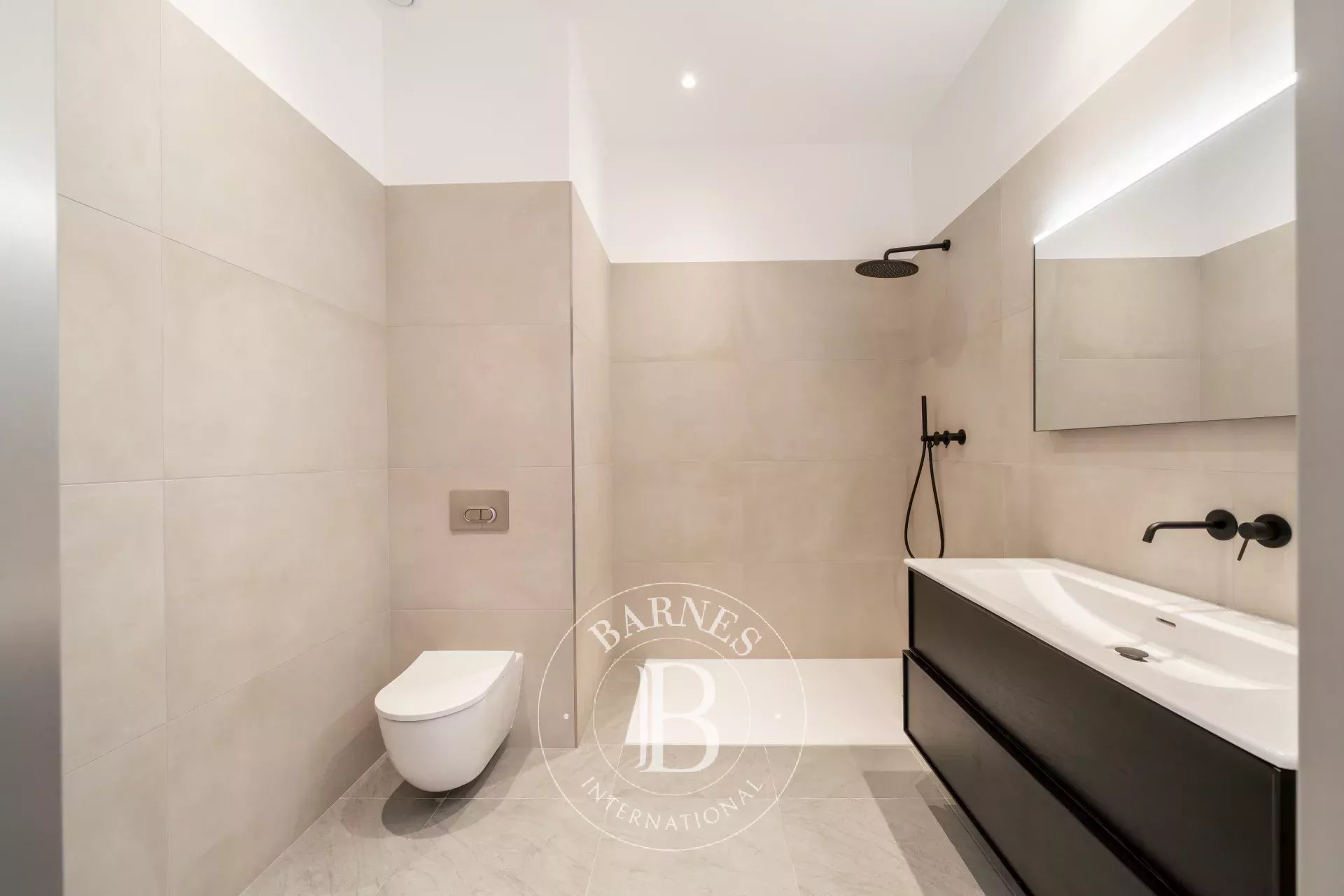 EXCLUSIVITÉ - CANNES ARRIÈRE CROISETTE -  5 PIÈCES - BALCON - APERÇU MER - DERNIER ETAGE
