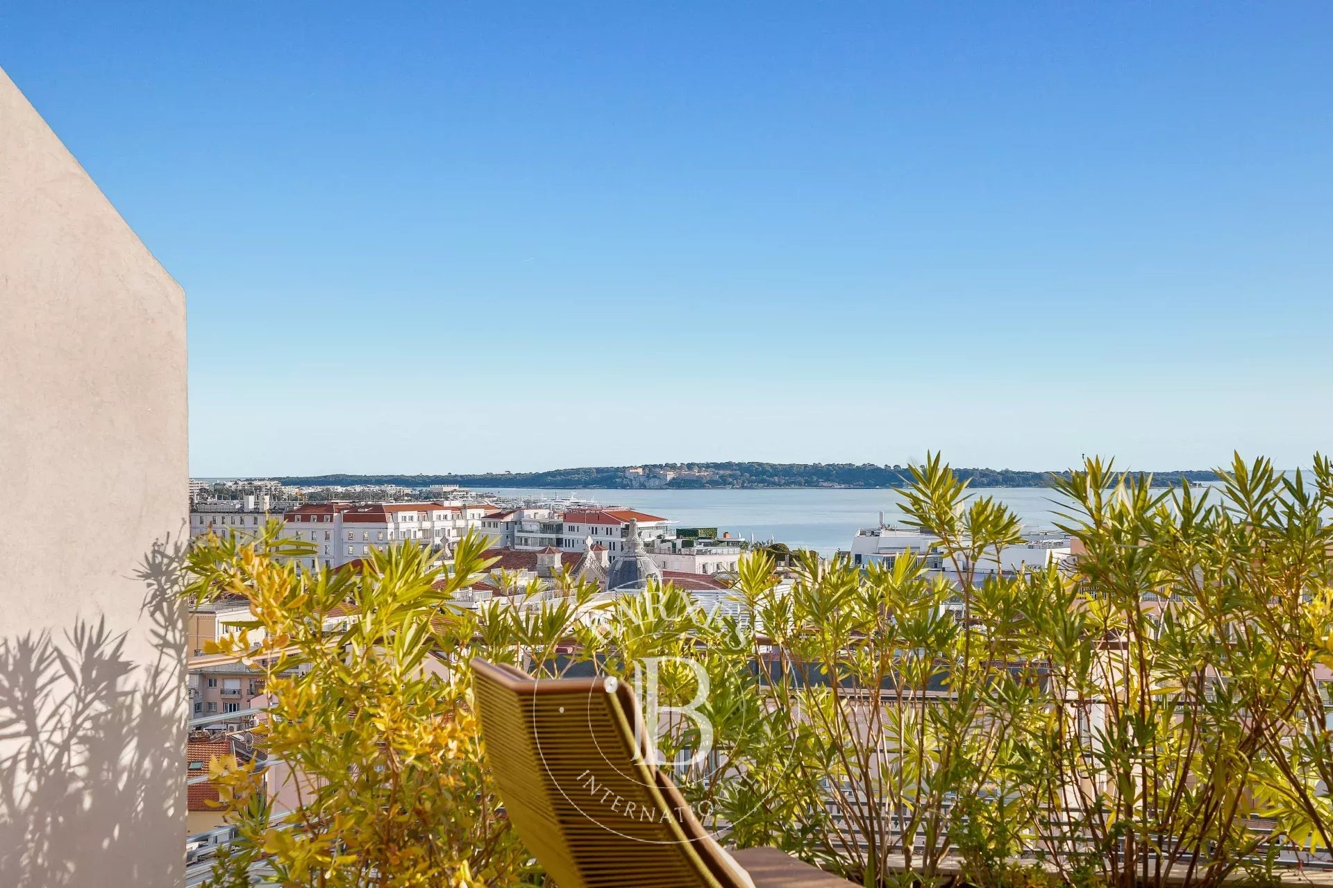 CANNES CENTRE - ROOFTOP - VUE MER - JACUZZI - 3 PIECES