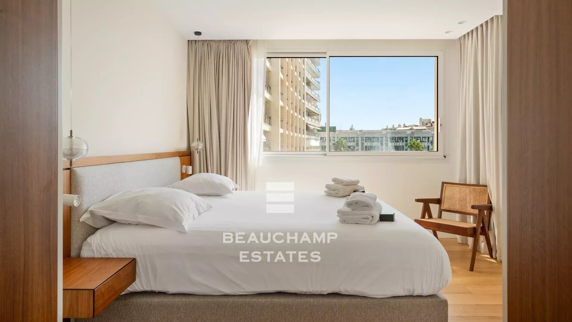 Vue mer & adresse d’exception – Appartement rénové, Cannes Croisette, 3 chambres, terrasse sur les jardins