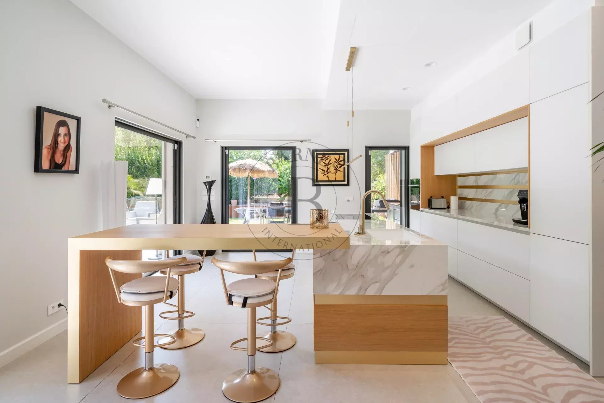 MOUGINS - VILLA CONTEMPORAINE - VUE FORÊT