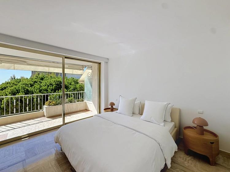 CANNES PALM BEACH – GRAND 2 PIÈCES FACE À LA MER – ACCÈS DIRECT PLAGE