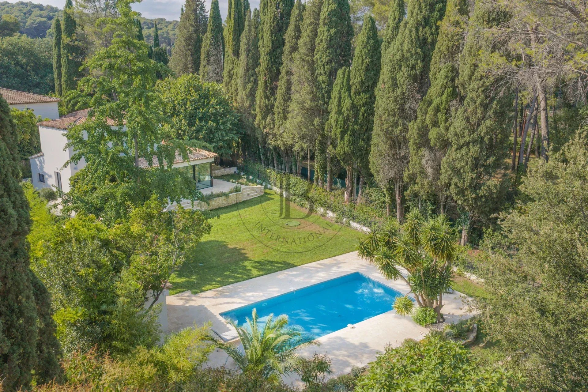 MOUGINS - QUARTIER SÉCURISÉ - AU CALME