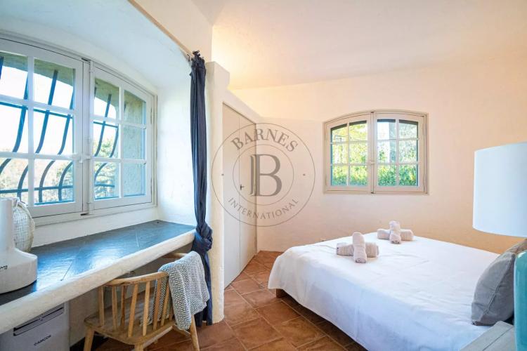 PROCHE MOUGINS - DOMAINE SÉCURISÉ - VUE MER PANORAMIQUE