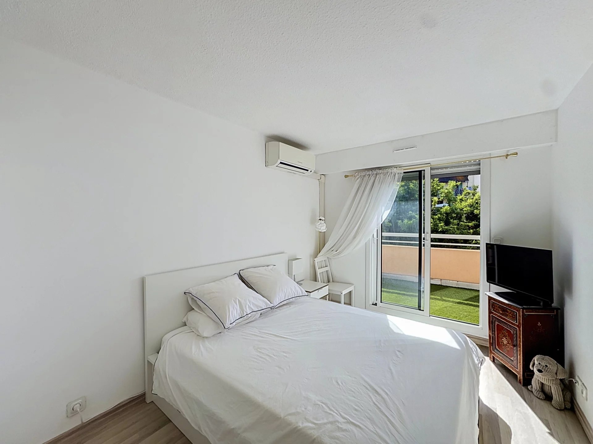 LE CANNET- APPARTEMENT FAÇON VILLA SUR LES TOITS – GARAGE & PISCINE