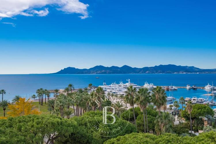 CANNES – CROISETTE PALM BEACH – PENTHOUSE VUE MER PANORAMIQUE – TOIT TERRASSE 250 M² – 3 CHAMBRES