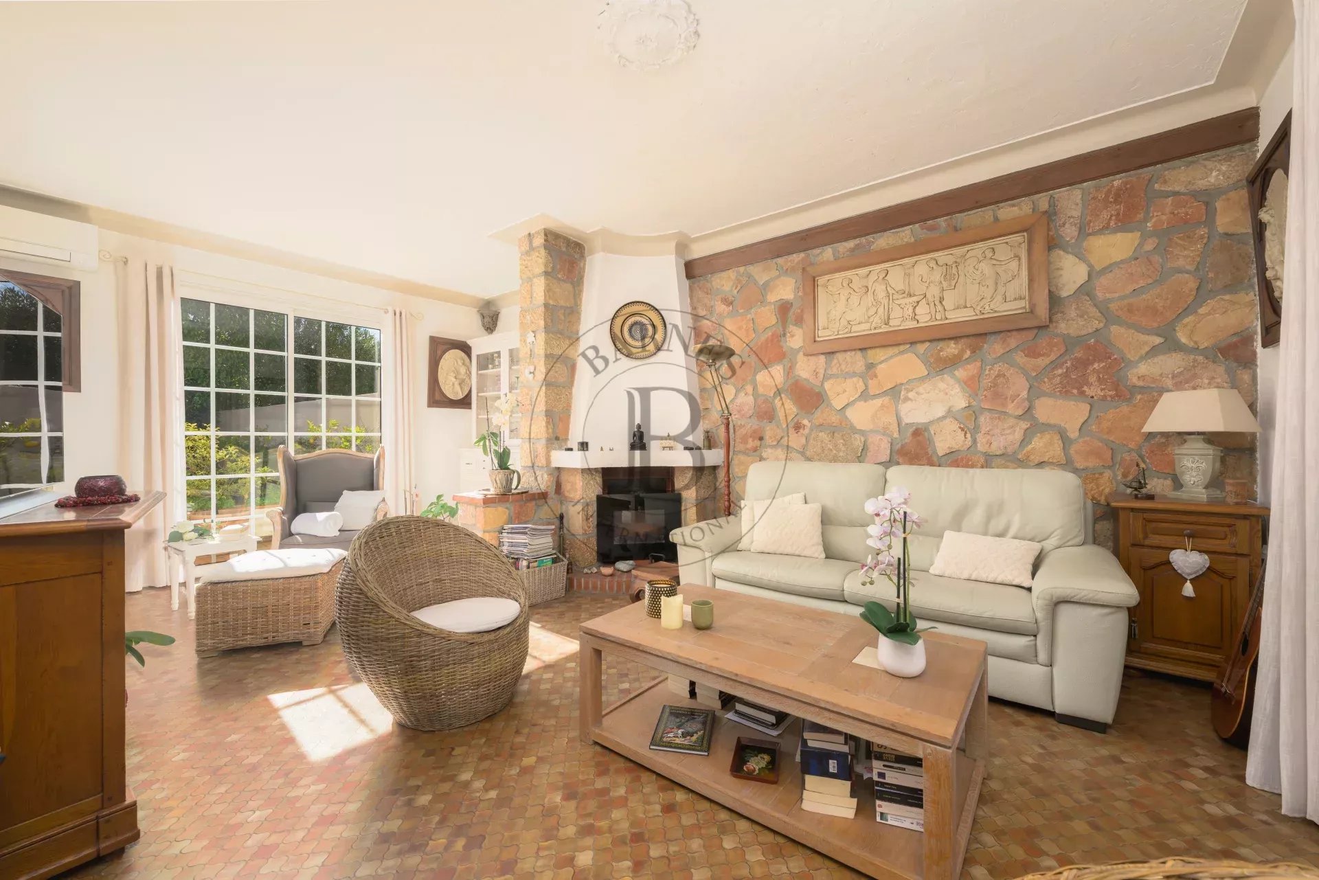 MOUGINS - VILLA FAMILIALE - PROCHE DU GOLF ET DE L'ETANG