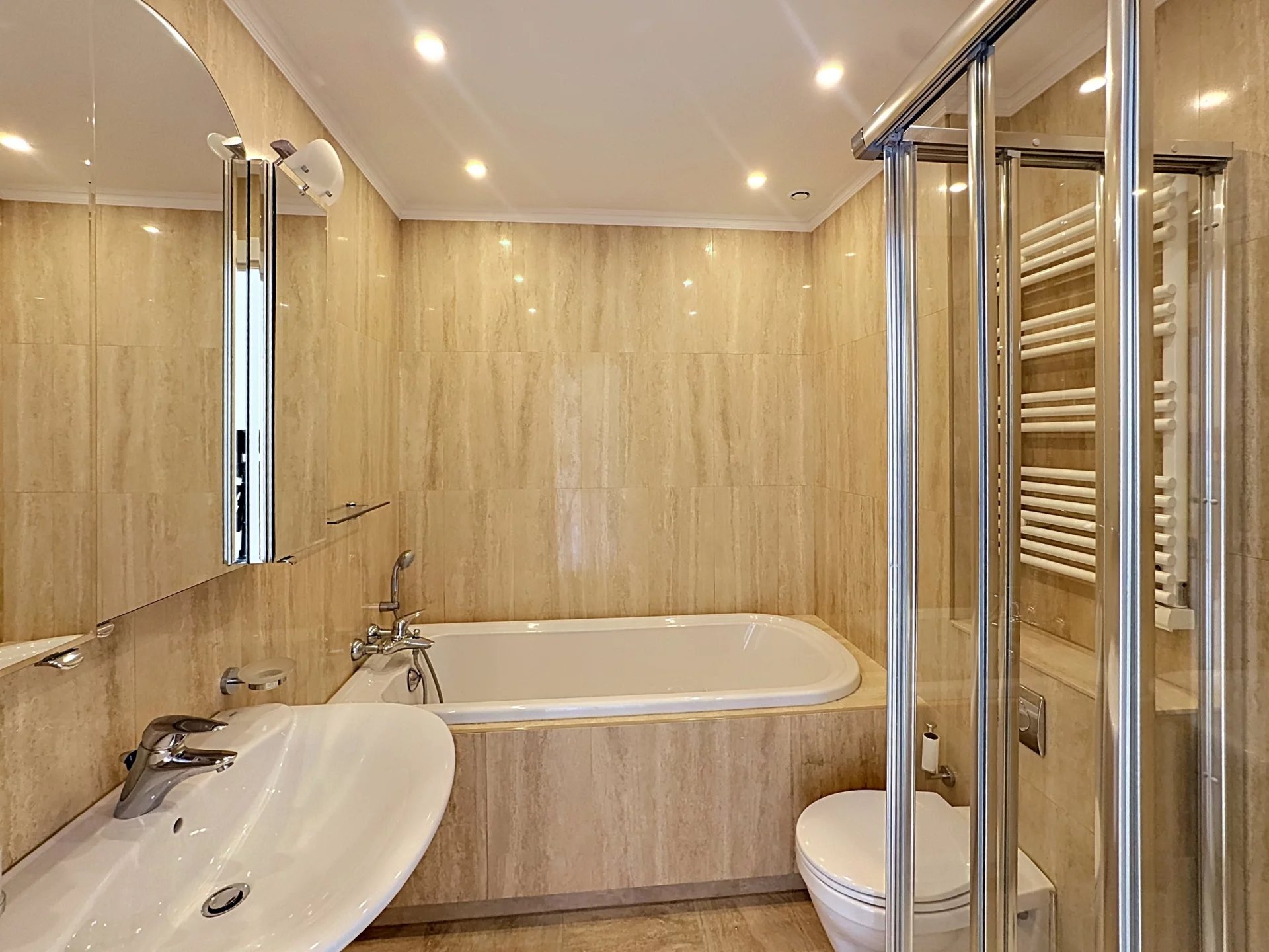 CANNES PALM BEACH – GRAND 2 PIÈCES FACE À LA MER – ACCÈS DIRECT PLAGE