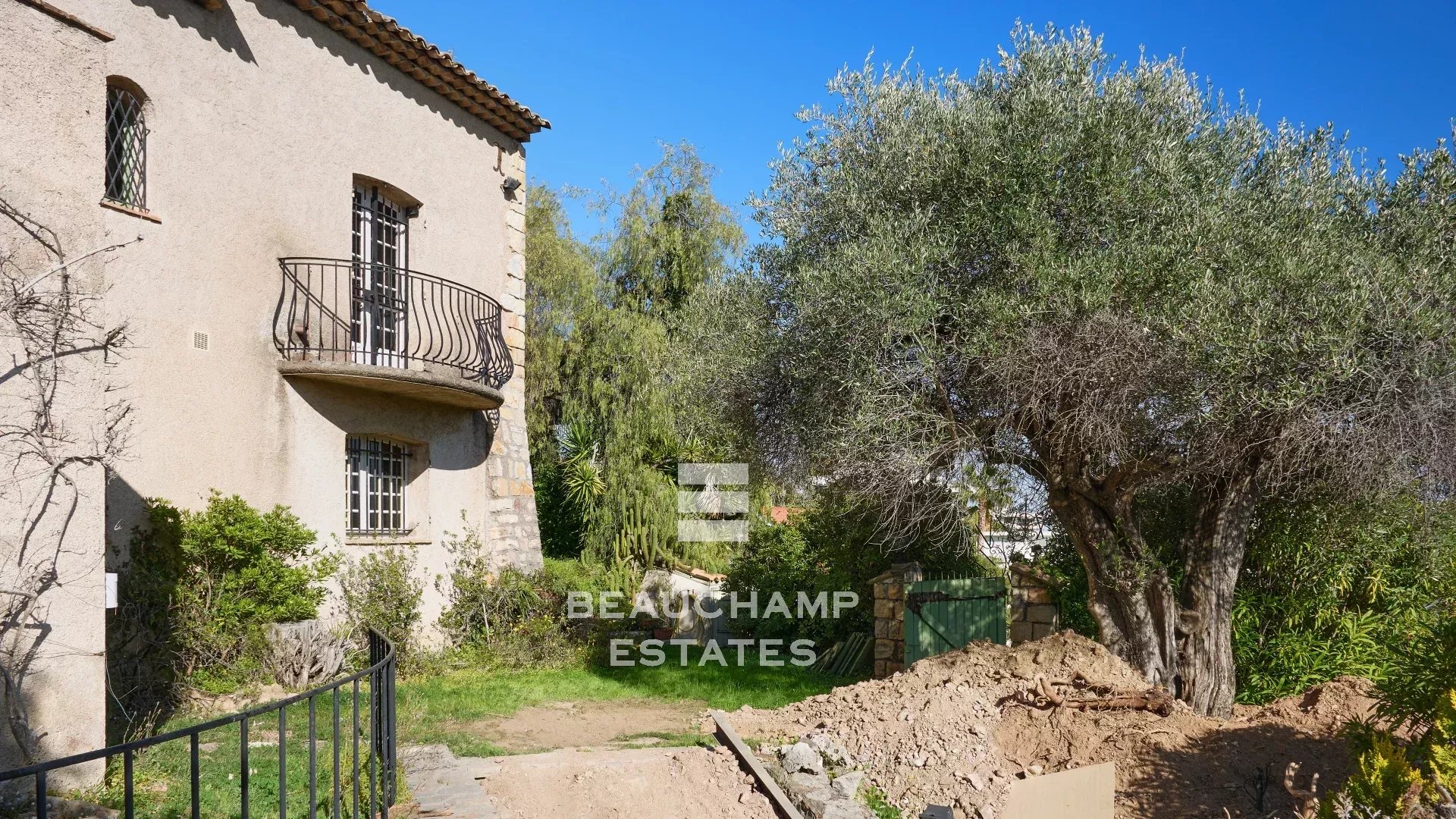 Propriété 5 chambres à rénover avec vue mer panoramique - Cannes - La Croix-des-Gardes