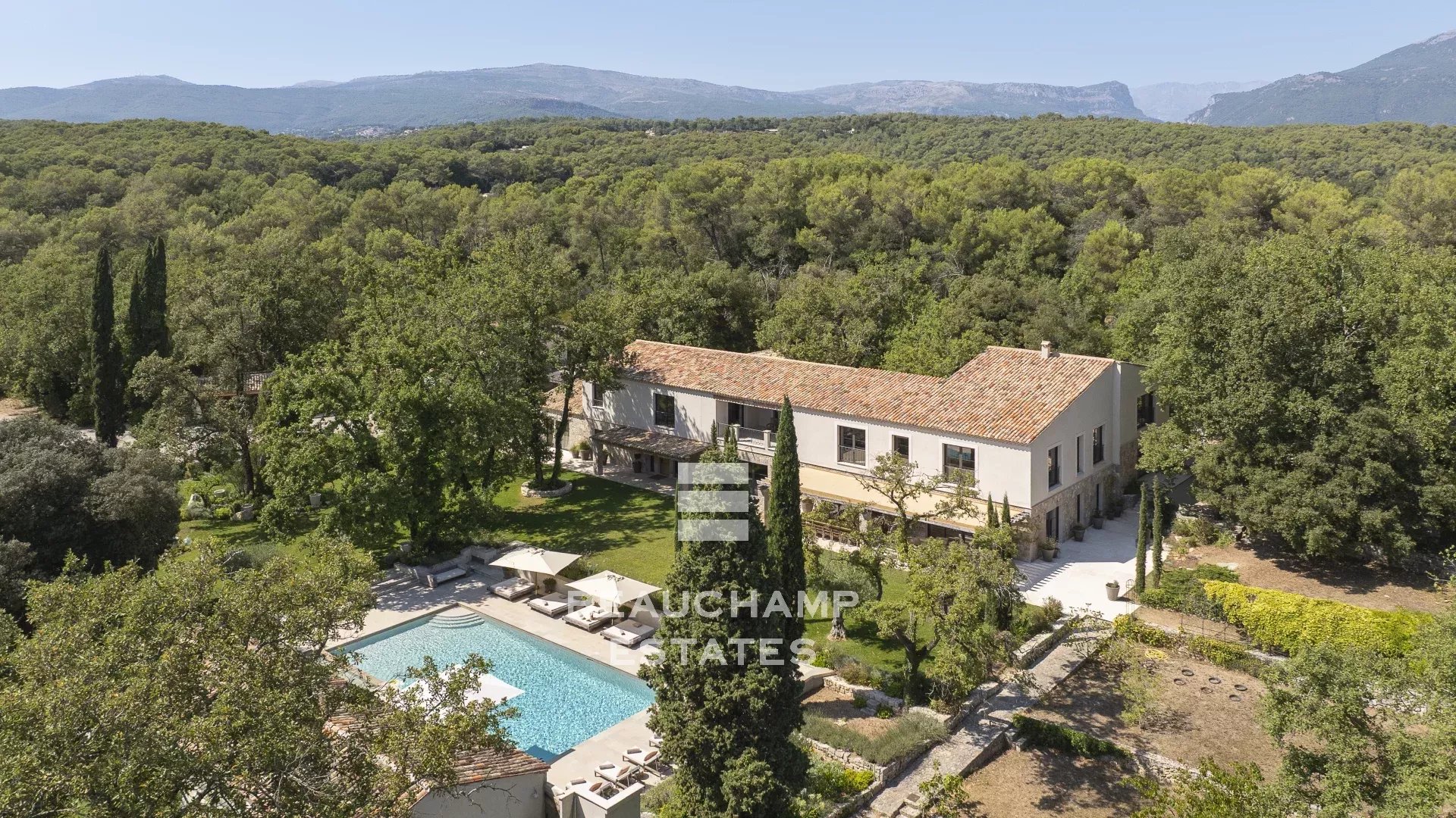Exclusivité - Domaine fermé de 12 chambres  avec piscine  - Valbonne