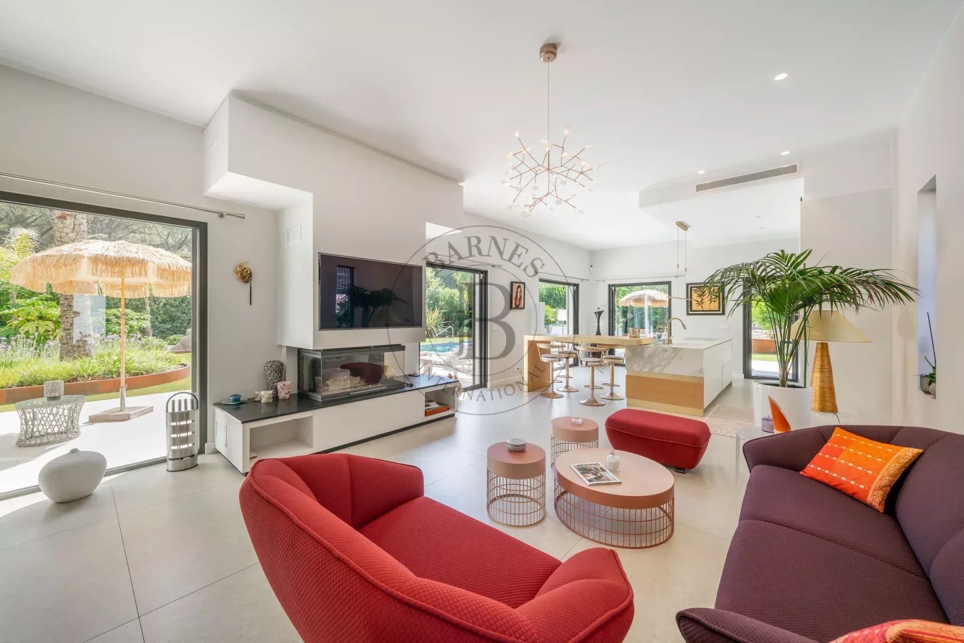 MOUGINS - VILLA CONTEMPORAINE - VUE FORÊT