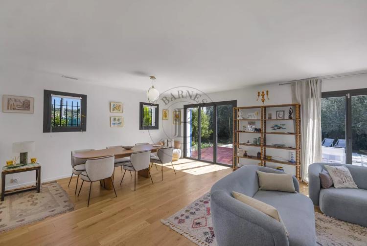 MOUGINS - VILLA DE PLAIN-PIED RENOVEE - PISCINE
