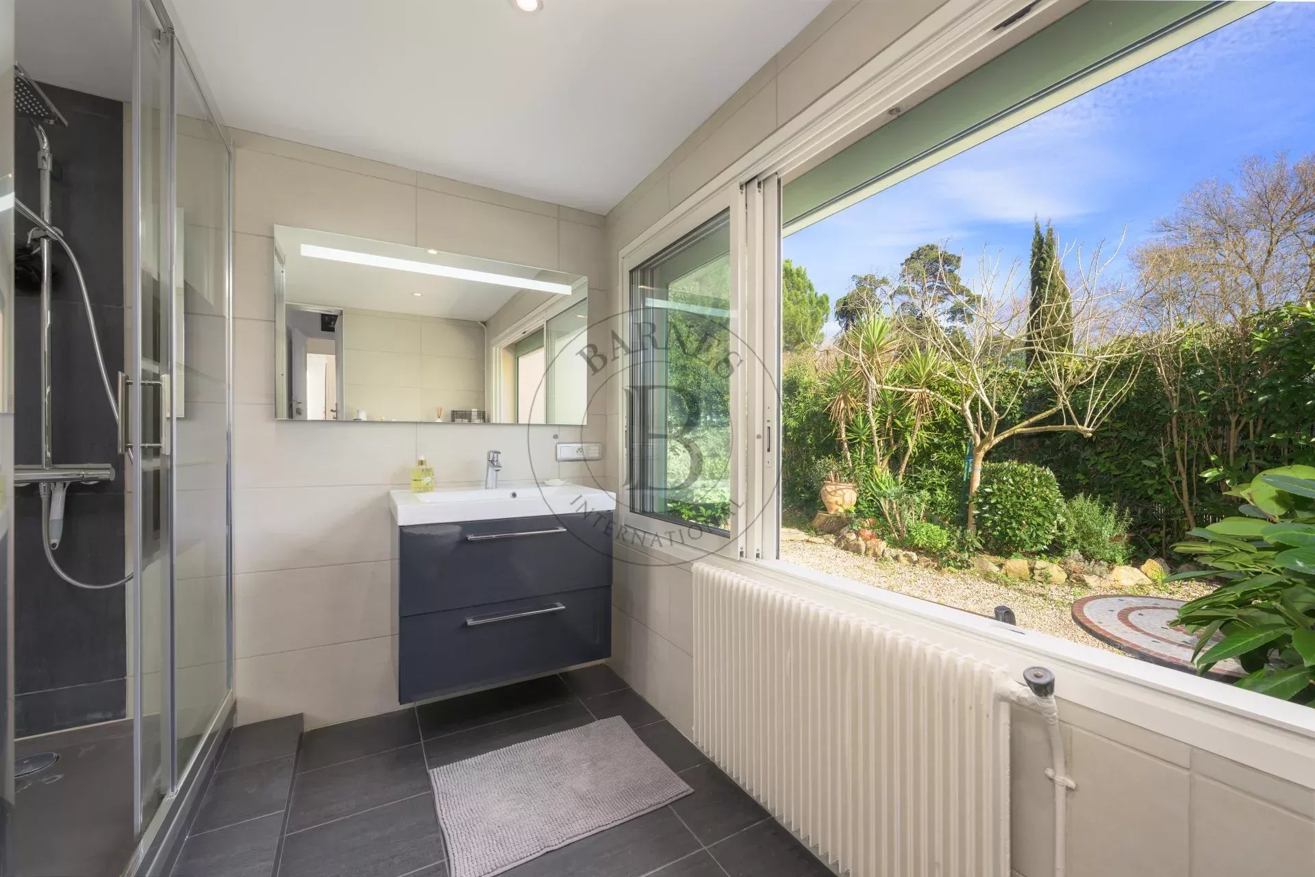 MOUGINS - VILLA FAMILIALE - PROCHE DU GOLF ET DE L'ETANG