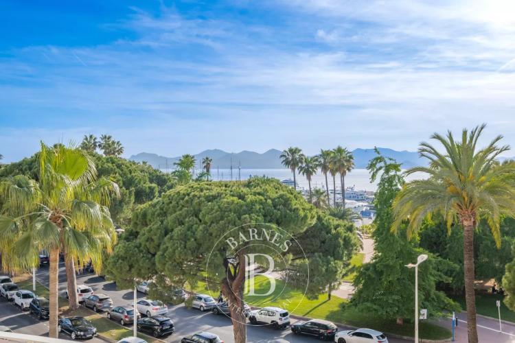 EXCLUSIVITÉ CANNES CROISETTE - 3 PIÈCES - TERRASSE - VUE MER