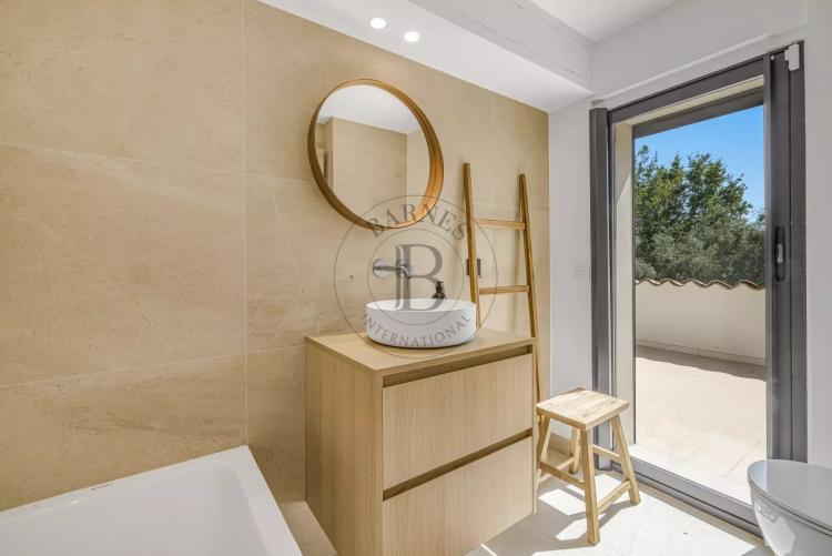 MOUGINS - VILLA RECEMMENT RENOVEE DANS UN DOMAINE CONFIDENTIEL