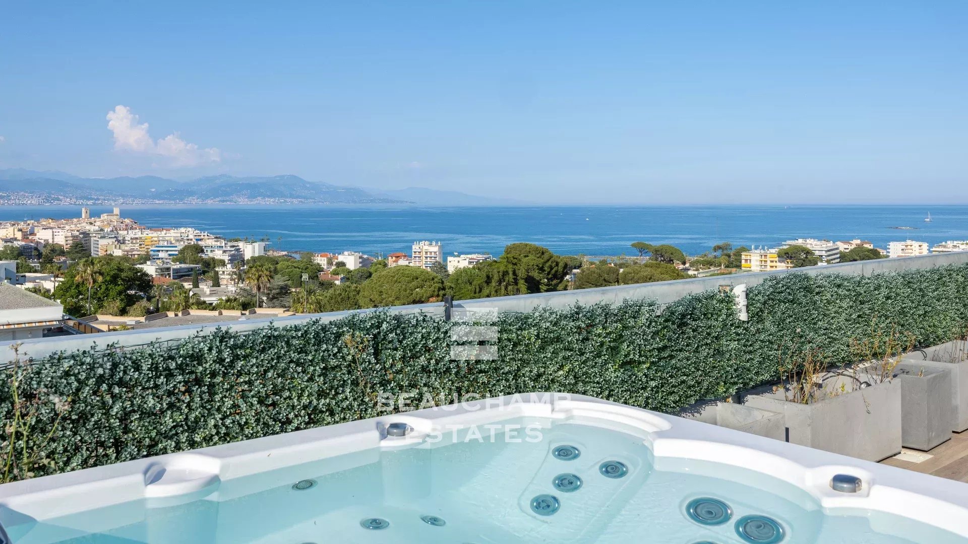penthouse avec vue mer panoramique et piscine -  antibes