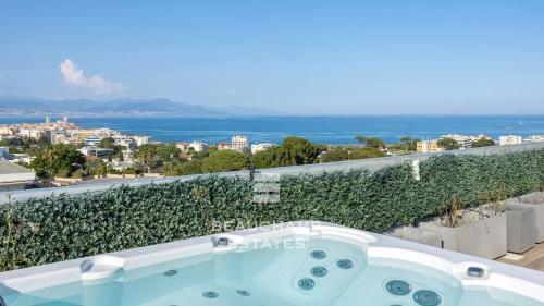 penthouse avec vue mer panoramique et piscine -  antibes