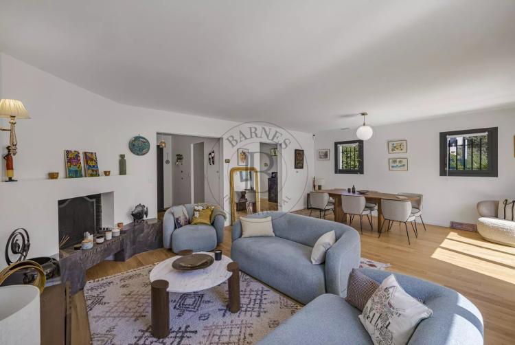 MOUGINS - VILLA DE PLAIN-PIED RENOVEE - PISCINE