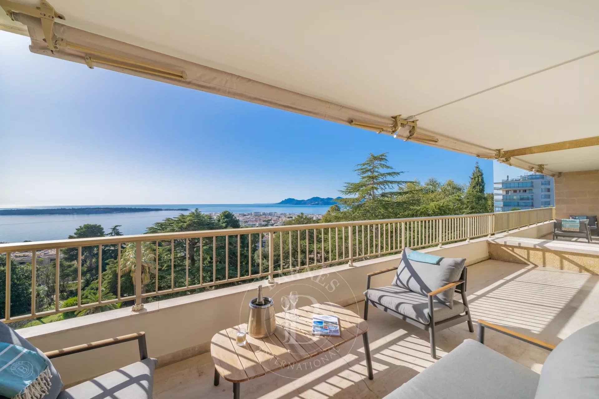CANNES CALIFORNIE - APPARTEMENT 3 PIÈCES - TERRASSE - VUE MER PANORAMIQUE