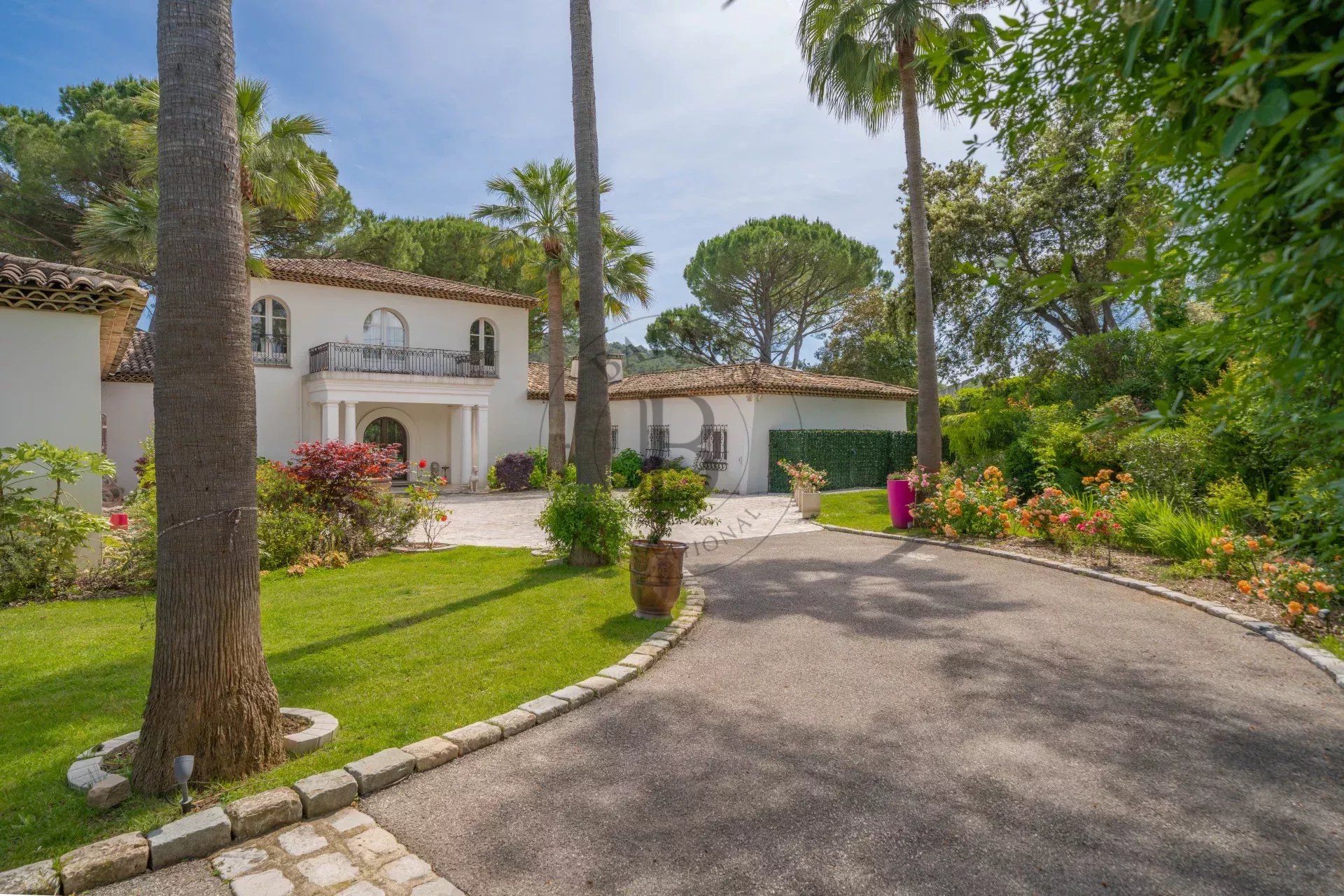 MOUGINS – VILLA AVEC PISCINE LAGON - PISCINE INTÉRIEURE ET TENNIS