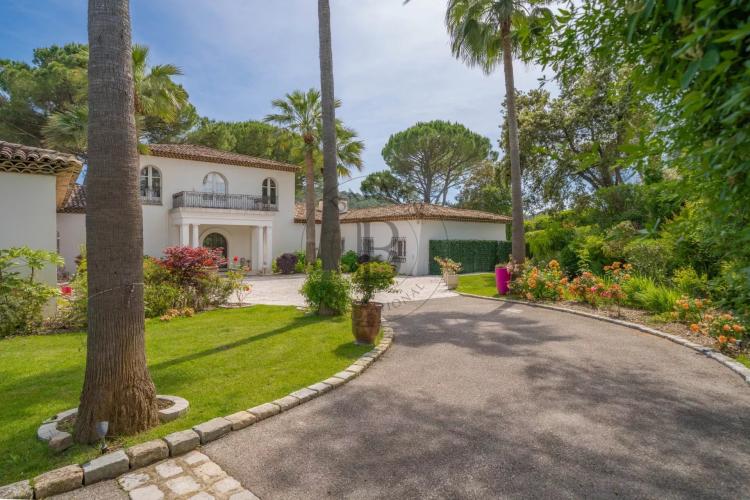 MOUGINS – VILLA AVEC PISCINE LAGON - PISCINE INTÉRIEURE ET TENNIS