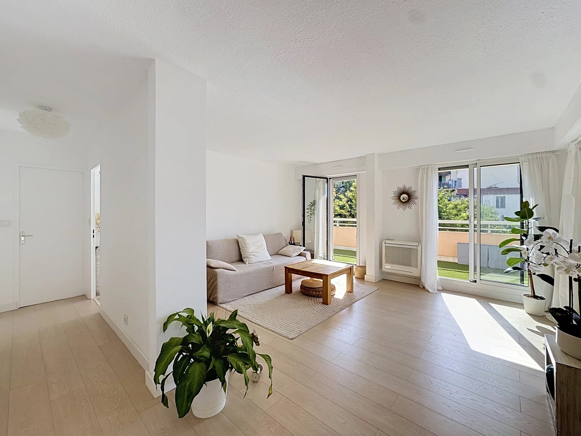 LE CANNET- APPARTEMENT FAÇON VILLA SUR LES TOITS – GARAGE & PISCINE