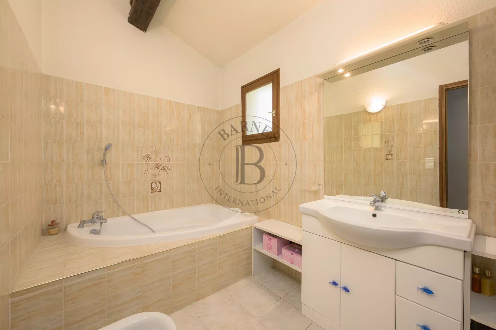 MOUGINS – QUARTIER RECHERCHÉ – À PIED DES COMMERCES