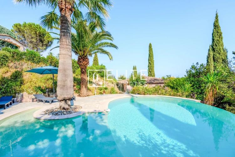 Maison de charme avec vue mer panoramique. piscine et dépendance
